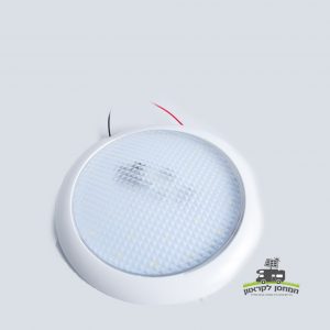 פנס תאורה פנימית 12V 24W – גוף תאורה עגול בצבע לבן עם מפזר אור מחוספס, חוטים אדום ושחור גלויים, מתאים לשימוש במערכות אנרגיה סולארית, פוטו-וולטאית טכנולוגית ותשתיות ייצור חשמל מתחדשות לקרנים וקמפינג; לוגו ירוק עם כיתוב בעברית בפינה הימנית התחתונה.