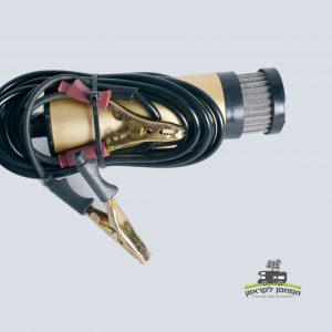 משאבת סולר טבולה ניידת להעברת דלק, כוללת צינור, מסנן מתכת ותופסי תנין – אידיאלית לתחזוקת מערכות אנרגיה סולארית, מתקני פוטו-וולטאים ותחנות כוח מבוססות אנרגיה מתחדשת; ציוד חיוני לתמיכה בתפעול ותדלוק תשתיות ייצור חשמל ירוק – מוצגת על רקע בהיר.