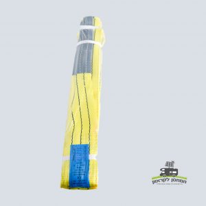 רצועת גרירה צהובה ואפורה באורך 5 טון, 5 מטר עם תווית כחולה, ארוזה בפלסטיק — אידיאלית כחלק מציוד מערכת אנרגיה סולארית או לשימוש עם מתקנים בטכנולוגיה פוטו-וולטאית ותשתיות אנרגיה מתחדשת; צולם על רקע בהיר.