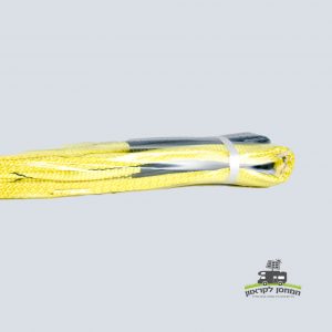 רצועת גרירה מפותלת 5 טון 5 מטר (רצועת גרירה של 5 טון, 5 מטר), מאובטחת בקפידה עם עניבה לבנה, מוצגת על רקע אפור בהיר - המדגישה את התאמתה לתמיכה במתקני אנרגיה סולארית, הובלת פאנלים פוטו-וולטאיים ותחזוקה של תשתית אנרגיה מתחדשת. לוגו קטן מופיע בפינה הימנית התחתונה.