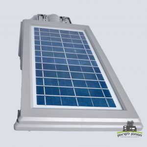 פרוג'קטור סולארי לד 60W עם מסגרת לבנה מותקן אנכית על רקע אפור בהיר; מדגים טכנולוגית פוטו-וולטאית לייצור אנרגיה סולארית ומתאים לשימוש כתשתית מתקדמת לאנרגיה מתחדשת, טקסט בעברית ולוגו קטן בפינה הימנית התחתונה.