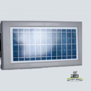 פנס סולארי LED 60W הכולל מסגרת לבנה ועמידה ותאים סולאריים פוטו-וולטאיים כחולים מתקדמים, אידיאלי לשילוב במערכות אגירת אנרגיה סולארית ותשתיות אנרגיה מתחדשת, מוצג על רקע אפור בהיר.