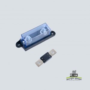 פיוז+בית פיוז מגה 250A, נתיך רכב מלבני בעל קיבולת גבוהה עם כיסוי שקוף ופיס מתכת גלוי, מוצג על רקע ניטרלי - אידיאלי למערכות אנרגיה סולארית פוטו-וולטאיות (PV), תשתיות אנרגיה מתחדשת ושילוב בתחנות כוח ניידות או מערכי ייצור אנרגיה סולארית מתקדמים.