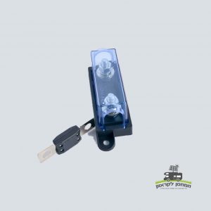 תקריב של סוללת פיוז+בית פיוז מגה 250A עם כיסוי כחול שקוף לצד נתיך קטן יותר, רכיבים חיוניים להגנה מפני זרם יתר במערכות פוטו-וולטאיות ומתקני אחסון אנרגיה סולארית, התומכים בייצור חשמל אמין ותשתית אנרגיה מתחדשת, על רקע אפור חלק.