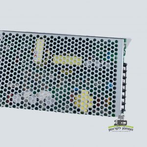 שנאי מתח DC ממותג מ-24V ל-12V בתצורת מארז מתכת מחורר לחשיפת רכיבים פנימיים, מתאים במיוחד למערכות פוטו-וולטאיות, תחנות כח סולאריות ומתקני אגירת אנרגיה מתחדשת; הציוד מצולם על רקע לא נראלי.