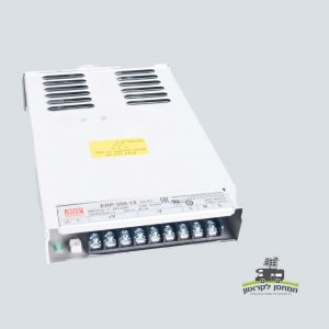 שנאי מתח סולארי 220V AC ל-12V DC עם חריצי אוורור, חיבורי ברגים ותווית אזהרה, מתאים למערכות אנרגיה מתחדשת, מערכות פוטו-וולטאיות ותחנות כוח סולאריות לאגירת חשמל ושיפור תשתית ייצור חשמל בסולארית; מצולם על רקע בהיר.