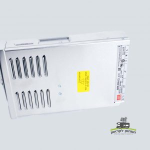שנאי מתח 220V AC ל-12V DC עם פתחי קירור, תווית זהירה צהובה ומפרט טכני על הדופן, אידיאלי למערכות אנרגיה סולארית ותחנות כוח פוטו-וולטאיות, תומך ביי חשמל ממקורות מתחדשים ותשתיות אנרגיה ירוקה, מוצגת על רקע אפור אחיד.