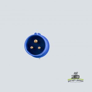 שקע כניסה קבוע עגול בעל 3 פינים לחיבור גנרטור וטעינת מערכות אנרגיה סולארית - אידיאלי לתחנות כוח ניידות או לשילוב במערכות אגירת אנרגיה פוטו-וולטאית. רכיב זה, המוצג על רקע אפור עם לוגו קטן בפינה, תומך בתשתית אנרגיה מתחדשת יעילה ובפתרונות אנרגיה סולארית מחוץ לרשת החשמל.