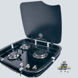 כיריים גז שחורות בעלות שלוש להבות (THETFORD 169) עם ידיות מתכת עמידות ומכסה מוגבה, מוצגות על רקע לבן עם לוגו קמפינג קטן - אידיאליות לשילוב עם מערכות אנרגיה סולארית פוטו-וולטאיות, גנרטורים סולאריים ניידים ותשתיות אנרגיה מתחדשת לתמיכה בבישול חיצוני ידידותי לסביבה באמצעות חשמל נקי שאינו מחובר לרשת החשמל.