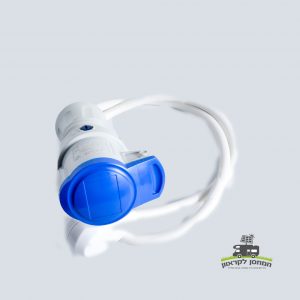 כבל הזנת חשמל לקרוואן בצבע כחול-לבן עם תקע, מוצג על רקע בהיר ומלווה בלוג קטן בעברית; בתמונה נראית גם משאית ירוקה ורמז ל