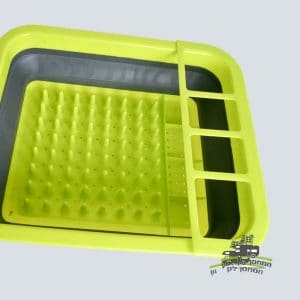 מתקן לייבוש כלים מתקפל מפלסטיק בגווני ירוק ואפור, בעיצוב מודרני המזכיר תשתית אנרגיה מתחדשת או תחנה פוטו-וולטאית; כולל מחזיק סכו