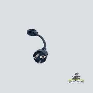 מתאם תקע ישראלי עם כבל קצר לחיבור מכשירים אירופאיים לתחנות כוח ניידות וגנרטורים סולאריים; אידיאלי לשילוב טכנולוגיה פוטו-וולטאית ומערכות אנרגיה מתחדשת - מוצג על רקע אפור ניטרלי.