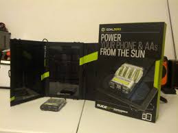 ערכת GUIDE10 עם פאנלים סולאריים פוטו-וולטאיים מתקפלים וחבילת סוללות נטענת. האריזה מדגישה את היכולת לייצר אנרגיה מתחדשת מאור השמש, להפעיל סוללות AA ו-AAA או מכשירים ניידים באמצעות טכנולוגיית אנרגיה סולארית יעילה - תחנת אנרגיה מתחדשת קומפקטית וניידת, אידיאלית לייצור חשמל בר-קיימא מחוץ לרשת החשמל.