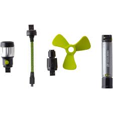 חמישה אביזרים אלקטרוניים המיועדים לאנרגיה סולרית מוצגים בעמידה: פנס ידני, כבל USB, מאוור עם מדחף, מתאם וסוללת גיבוי – אידיאליים להפקת חשמל באמצעות טכנולוגית פוטוולטאית והפעלת פתרונות גיבוי ואגירה במערכות אנרגיה מתחדשת וילים סולרים כמו SWITCH10.