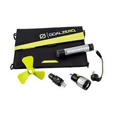 ערכת קיט סולארי SWITCH10 מוצגת על רקע לבן, מלבד פנל סולארי ירוקה, מאורר יעיל לחיסכון בחשמל USB, פנס LED מתקדם ואביזרי טעינה – פתרון נייד לאגירת חשמל מאנגלית ושימוש בתשתיות מתחדשות.