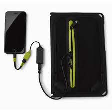 טלפון חכם הנטען באמצעות כבל מפאנל סולארי מתקפל NOMAD 14 שחור וירוק (USB 5.1-15V, 14W), המצויד בתא עם רוכסן - המדגים טכנולוגיה פוטו-וולטאית לייצור אנרגיה מתחדשת ותשתית אנרגיה סולארית ניידת.