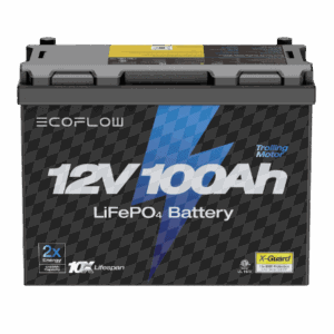 מבט קדמי על מצבר ליתיום ECOFLOW LIFEPO4 12V 100Ah, סוללה סולארית המיועדת לייצור חשמל במערכות פוטו-וולטאיות ותשתיות אנרגיה מתחדשת, עם טקסט מודגש וגרפיקה של ברק כחול על התווית כדי להדגיש את אחסון האנרגיה הנקי ליישומים סולאריים.
