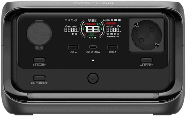 מבט קדמי על תחנת הכוח הניידת ECOFLOW RIVER 3 Plus, המדגיש את היציאות התואמות לאנרגיה סולארית, את תצוגת הפוטו-וולטאית ואת אפשרויות האנרגיה המתחדשת.