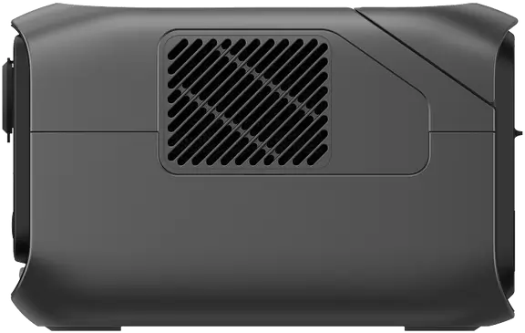 תחנת הכוח ECOFLOW RIVER 3 Plus, בצבע שחור ובצורה מלבנית עם סורג אוורור, תומכת בפאנלים סולאריים לייצור אנרגיה מתחדשת.