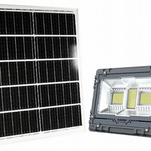 500W תאורת הצפה סולארית אור לבן 18000mAh 6000K מוצגת לצד פאנל סולארי, מדגימה טכנולוגיית פוטו-וולטאית לאנרגיה מתחדשת.