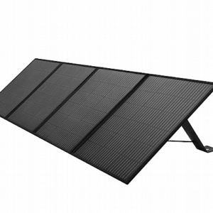 פאנל סולארי נייד בצבע שחור עם ארבעה חלקים פוטו-וולטאיים מתקפלים המוצבים בזווית על מעמד מתכת, המציג טכנולוגיית אנרגיה מתחדשת.
