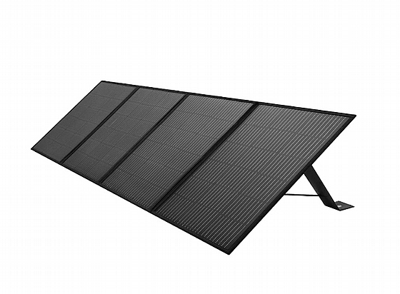 פאנל סולארי נייד בצבע שחור עם ארבעה חלקים פוטו-וולטאיים מתקפלים המוצבים בזווית על מעמד מתכת, המציג טכנולוגיית אנרגיה מתחדשת.